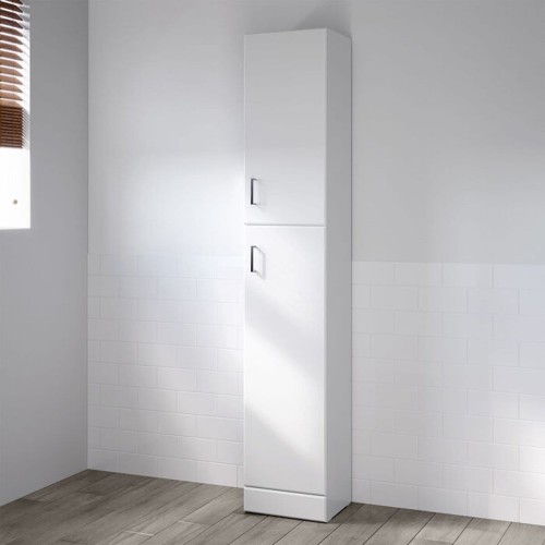 Wysoki słupek mieszczący wiele przyborów toaletowych