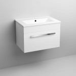 Podłużny chromowany uchwyt meblowy stanowi niezwykłą ozdobę szafki podumywalkowej