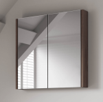 Lustrzane fronty w szafkach świetnie rozświetlają i optycznie powiększają przestrzeń w łazience