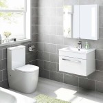 Mała toaleta z miską WC, szafką podumywalkową i lustrzaną