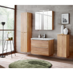 Ciepła i przytulna aranżacja łazienki z meblami wyróżniającymi się drewnianymi frontami