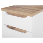 Niski słupek posiada ładnie prezentujący się wieniec górny