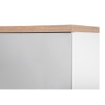 Korpus szafki lustrzanej jest wykończony w alpejskiej bieli