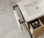 Z boku szafki znajduje się modny uchwyt, który może służyć do powieszenia ręcznika