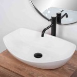 Ceramiczny zlew łazienkowy z serii TANGO przyjmuje owalny kształt, przypominający łódkę